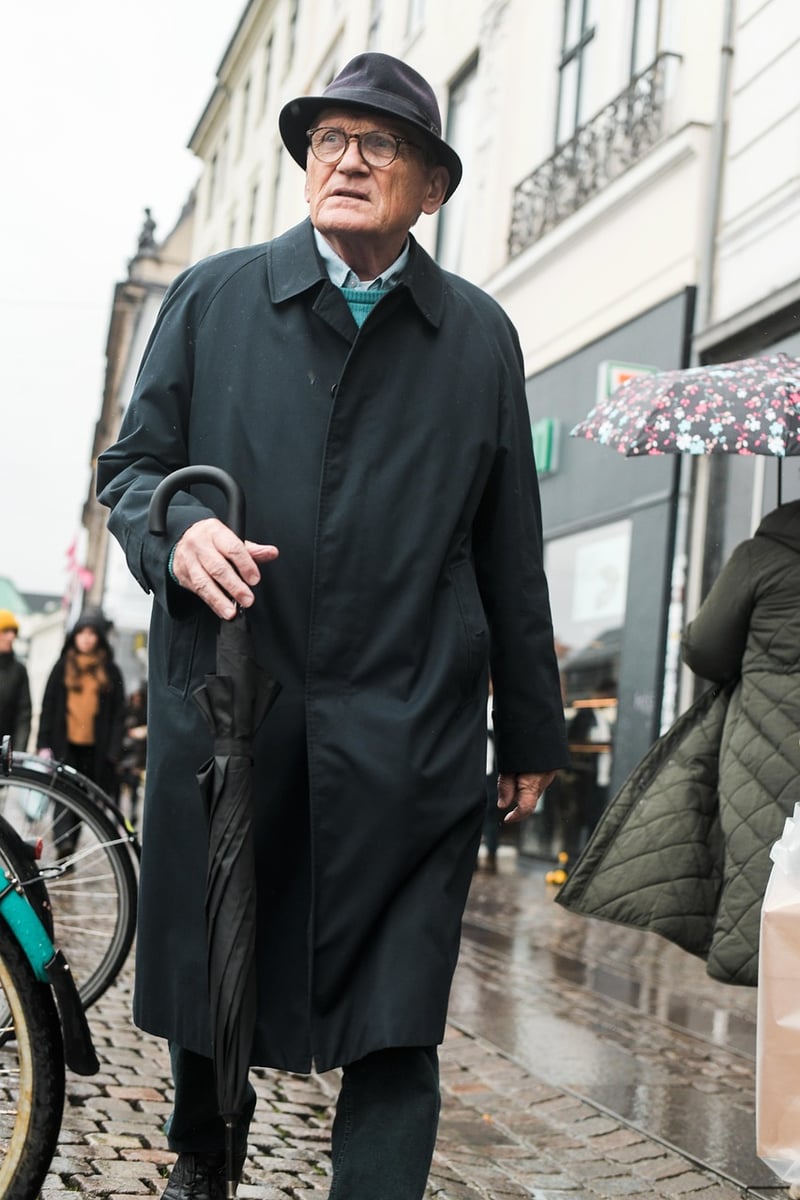 Man with hat and cane